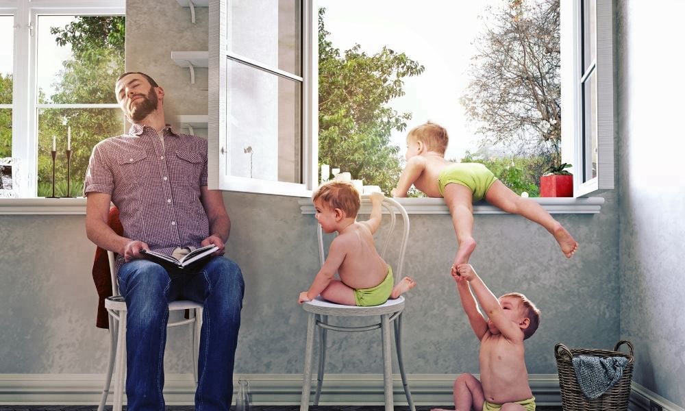 Criança próxima à janela protegida por tela em Poços de Caldas