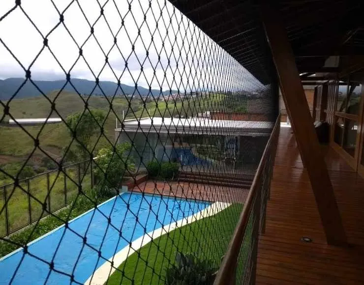 Rede de proteção para gatos instalada em janela