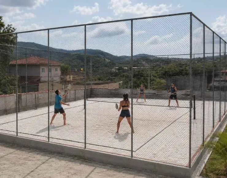 Rede de proteção para beach tennis instalada em área residencial
