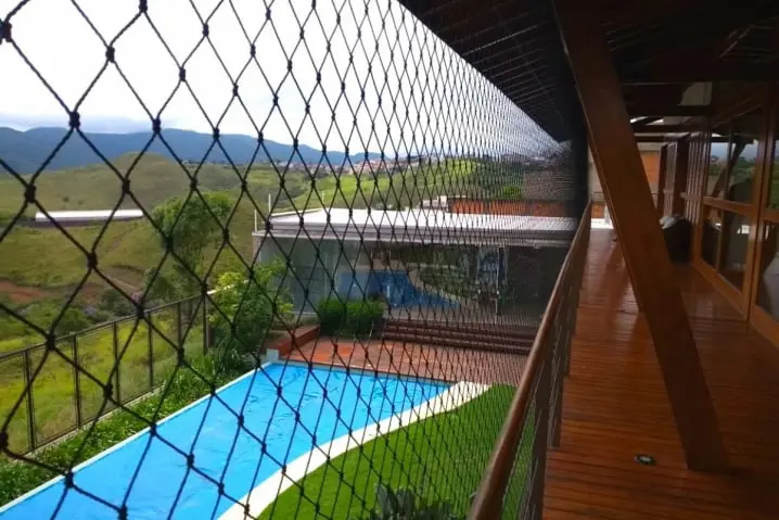 Instalação de rede de proteção em janela