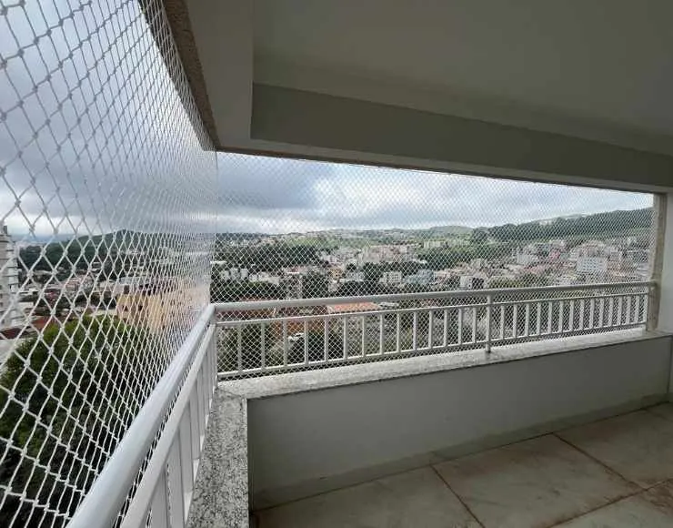 Instalador de rede de proteção em apartamento