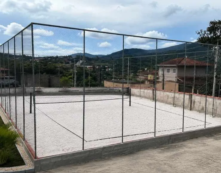 Rede de contenção instalada em quadra de beach tennis pela RBP Redes de Proteção