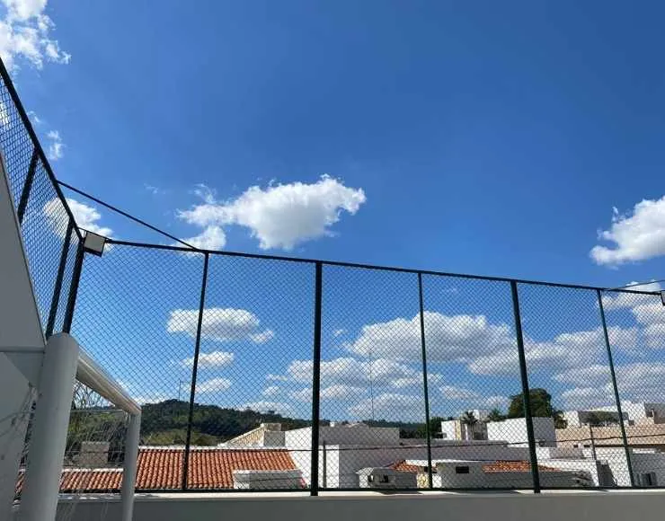 Rede de contenção nos fundos da quadra de beach tennis