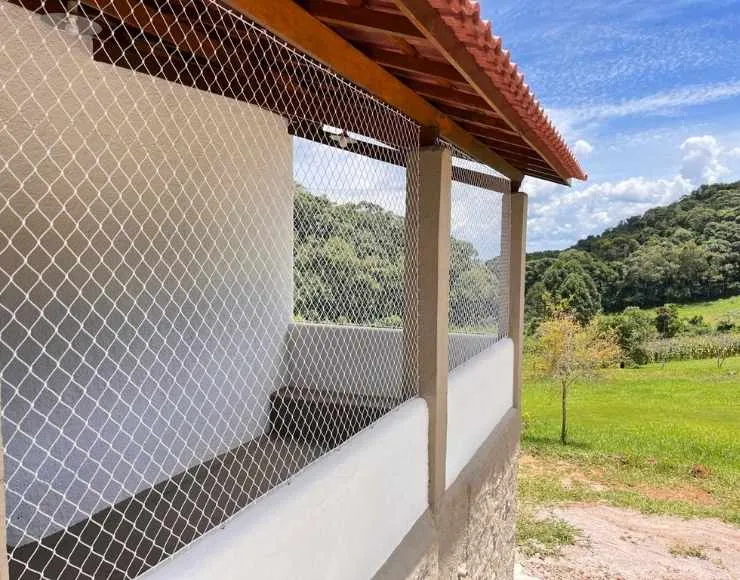 Rede de proteção para beach tennis instalada em área residencial