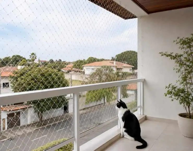 Acabamento de tela de proteção para gatos em sacada residencial