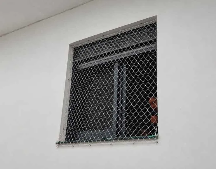 Rede de proteção instalada em janela de apartamento — RBP