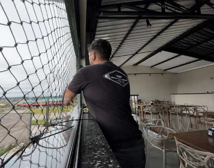 Instalação profissional de rede de proteção em sacada